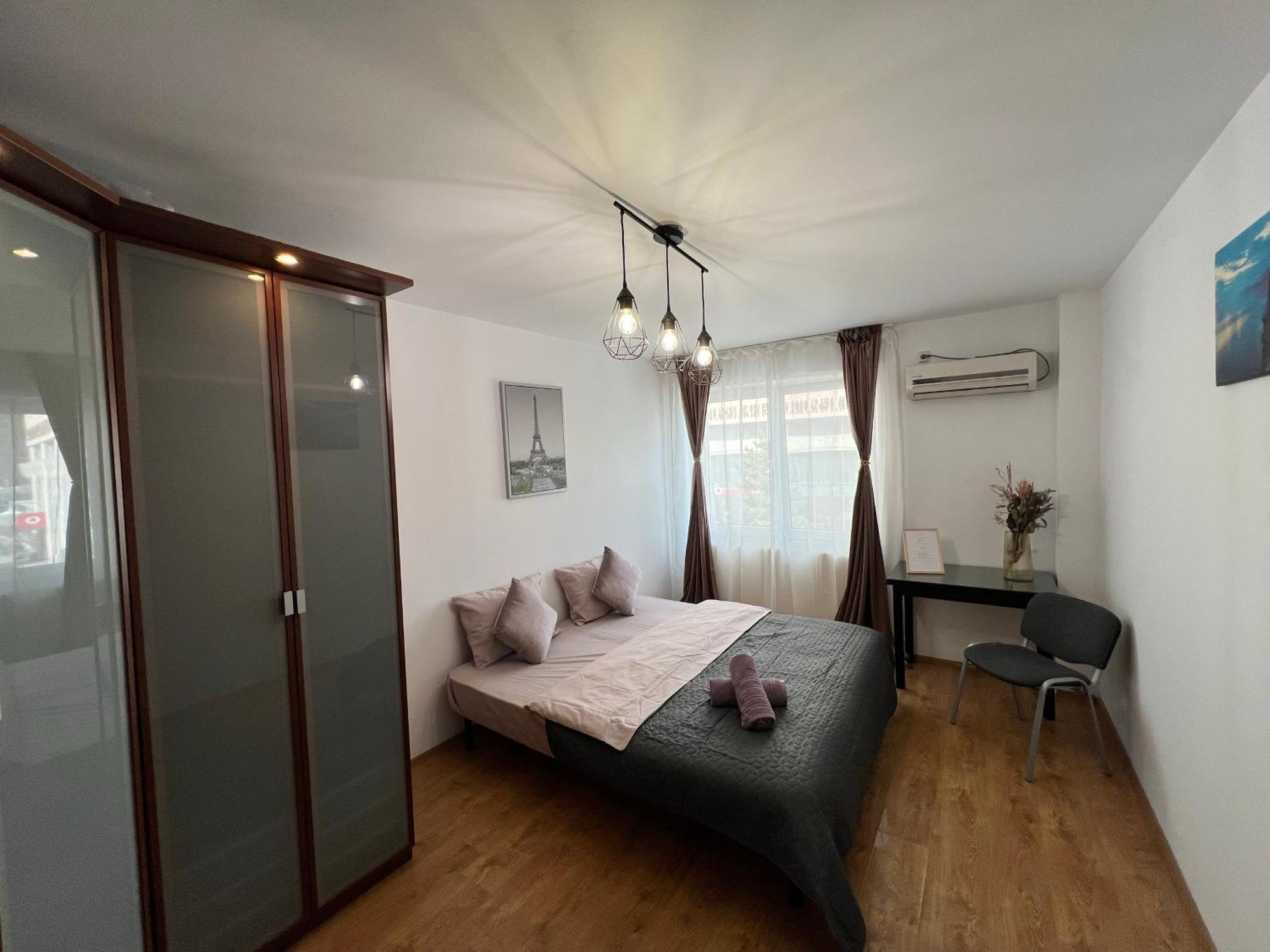 2 Center Apartment *