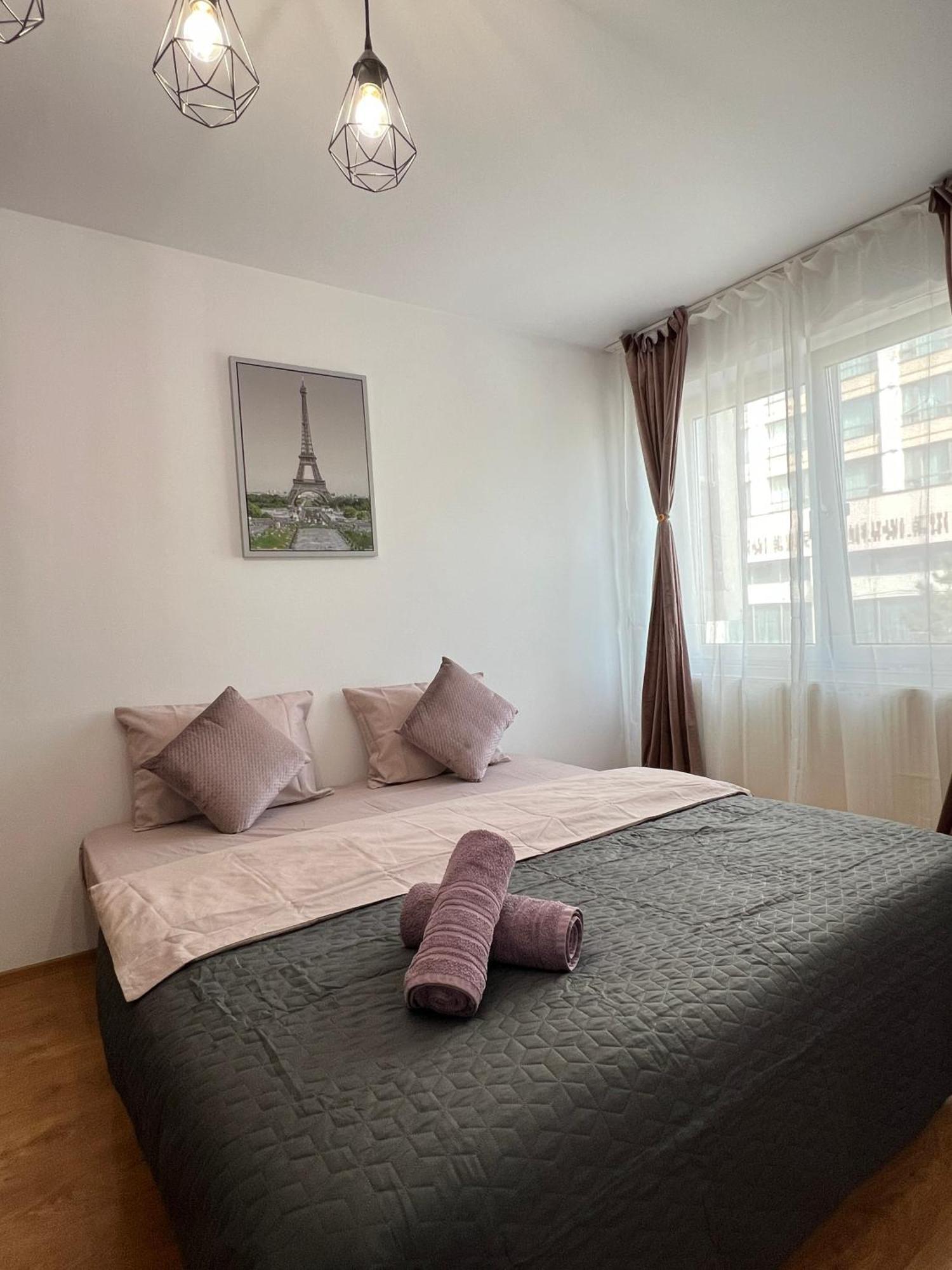 2 Center Apartment *