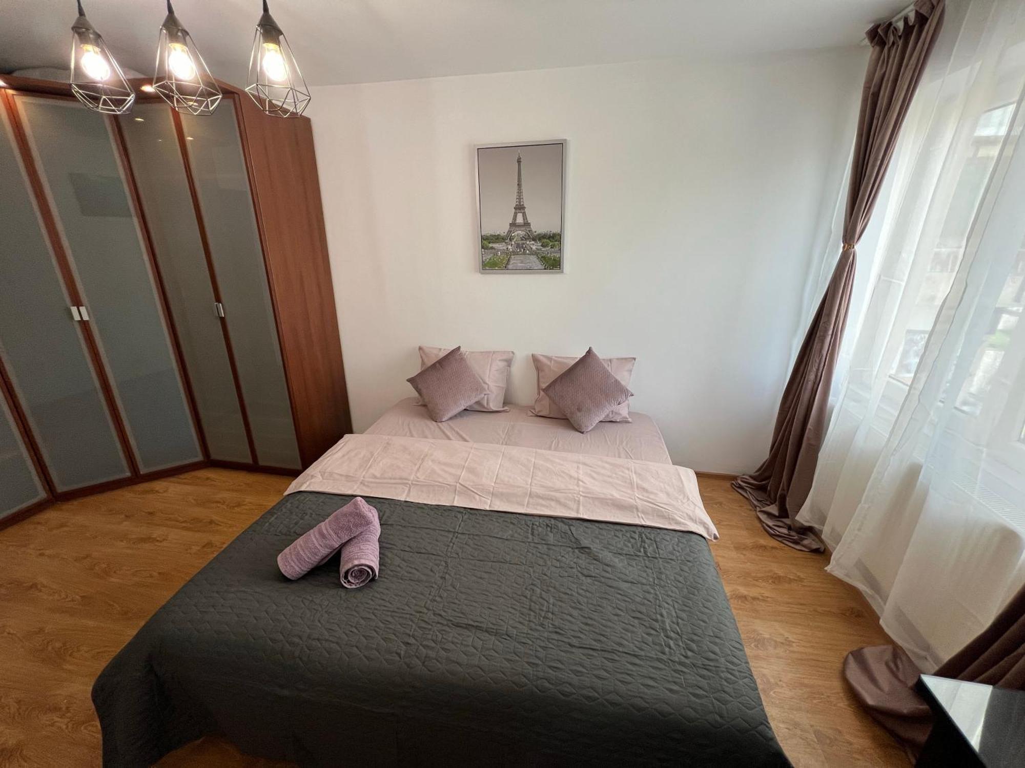 2 Center Apartment *