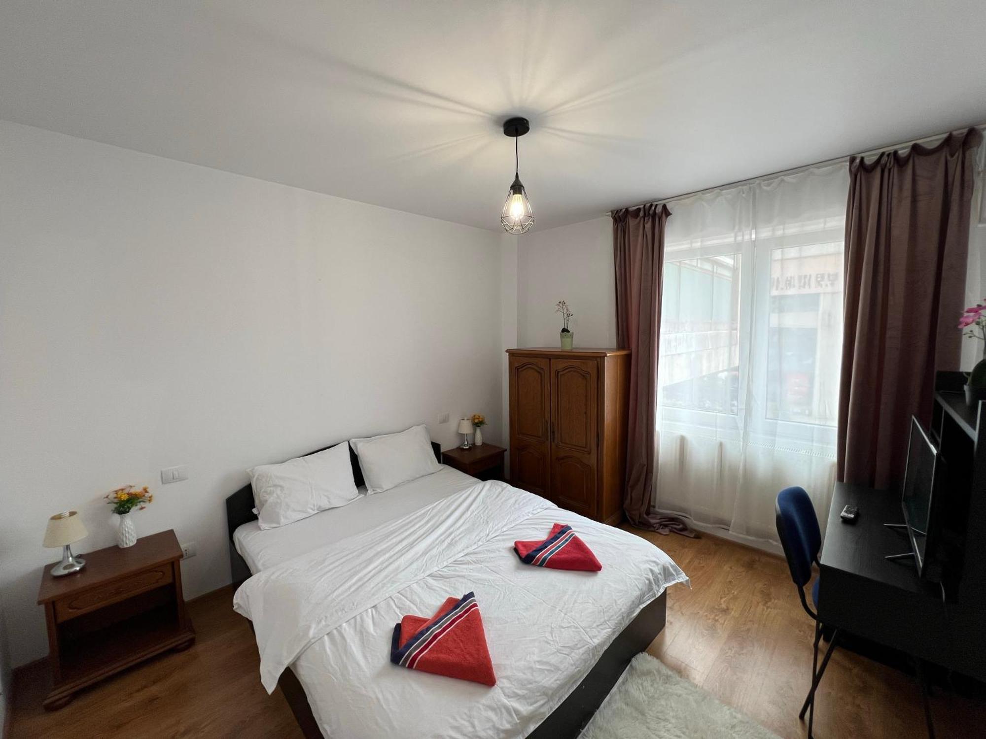 2 Center Apartment *