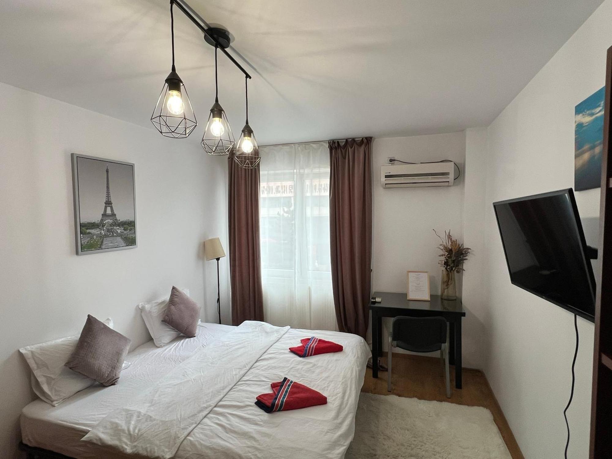 2 Center Apartment *
